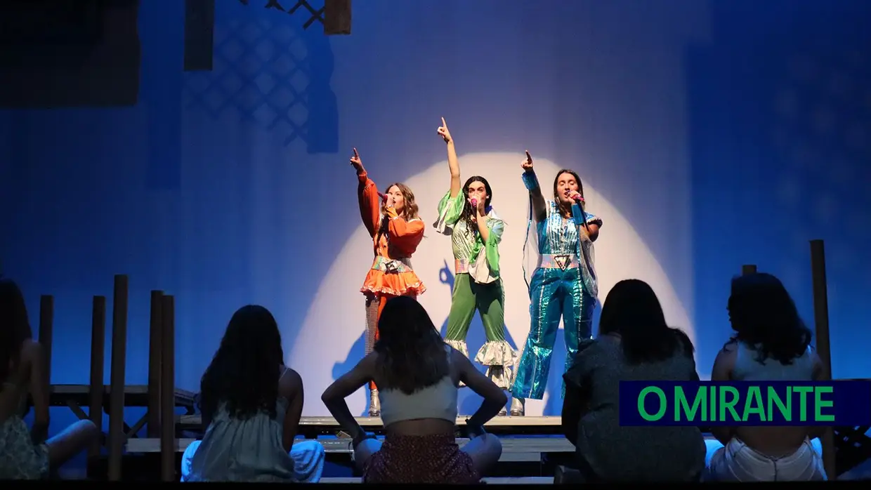 Meia centena de alunos de Alcanena subiram a palco no musical Mamma Mia