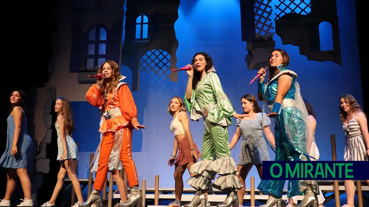 Meia centena de alunos de Alcanena subiram a palco no musical Mamma Mia