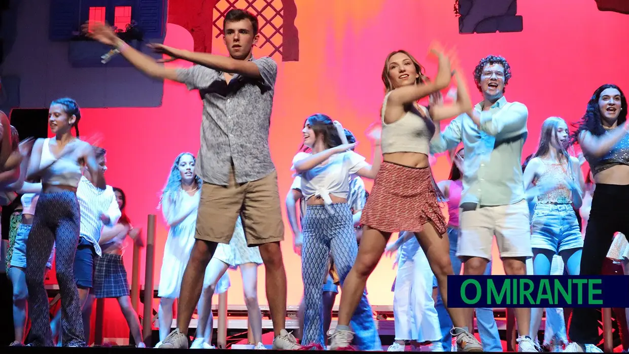 Meia centena de alunos de Alcanena subiram a palco no musical Mamma Mia