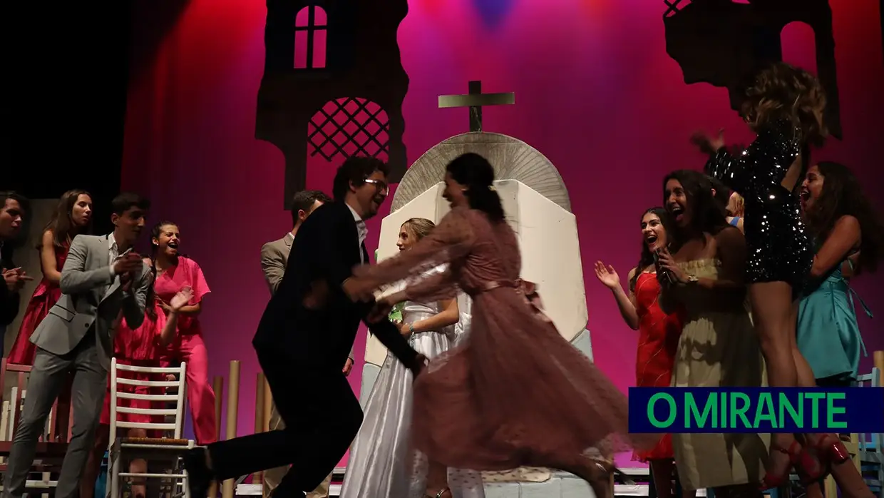 Meia centena de alunos de Alcanena subiram a palco no musical Mamma Mia