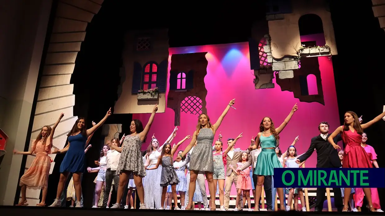 Meia centena de alunos de Alcanena subiram a palco no musical Mamma Mia