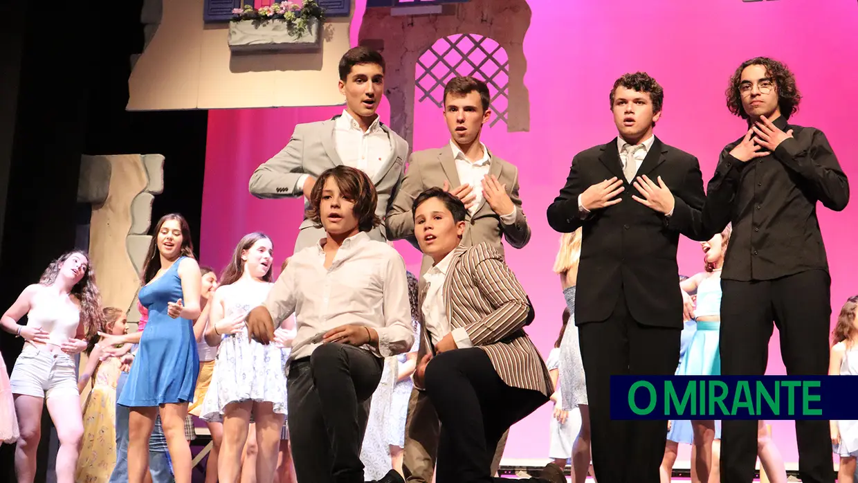Meia centena de alunos de Alcanena subiram a palco no musical Mamma Mia