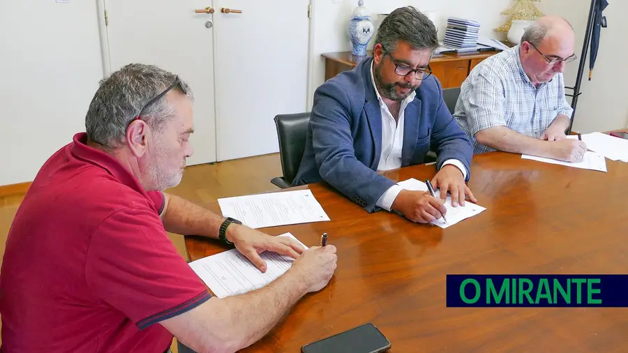Bombeiros de Rio Maior recebem apoio e cedem instalações ao município Bombeiros de Rio Maior recebem apoio e cedem instalações ao município