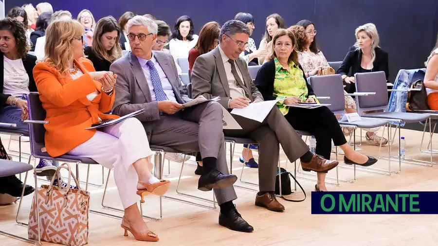 Pobreza e exclusão social são dos factores que mais influenciam Saúde Mental Pobreza e exclusão social são dos factores que mais influenciam Saúde Mental