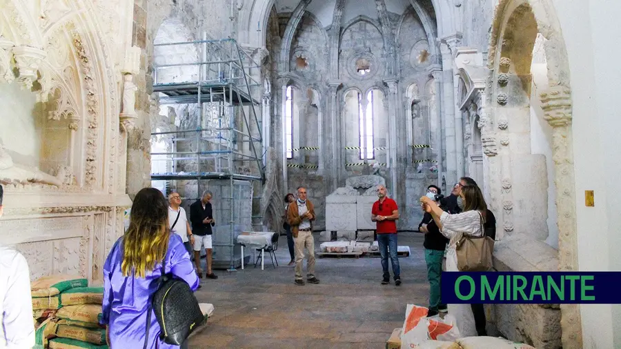 É aflitivo ver como as obras na Igreja de São João do Alporão não andam