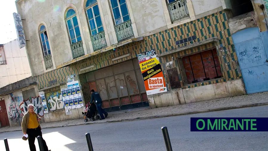 Futuro do teatro de Alhandra pode passar pela demolição Futuro do teatro de Alhandra pode passar pela demolição