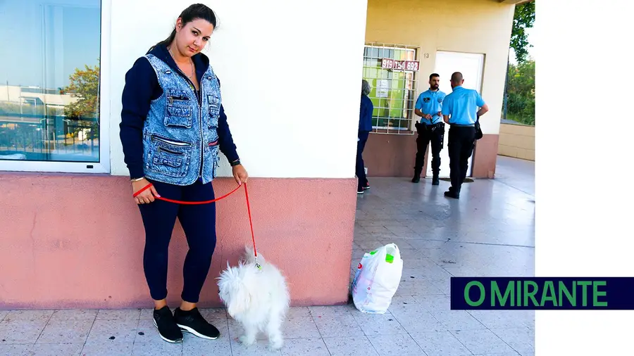 Cadela fechada em apartamento resgatada pela Liga dos Direitos do Animal