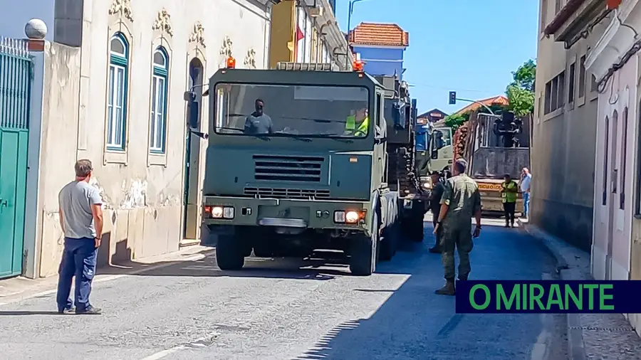 Passagem de coluna militar na Chamusca provoca caos no trânsito Passagem de coluna militar na Chamusca provoca caos no trânsito