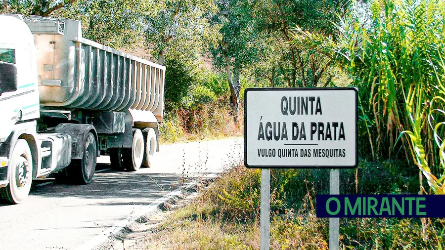 Aplicação de composto orgânico numa herdade em Ulme levanta suspeitas de crime ambiental