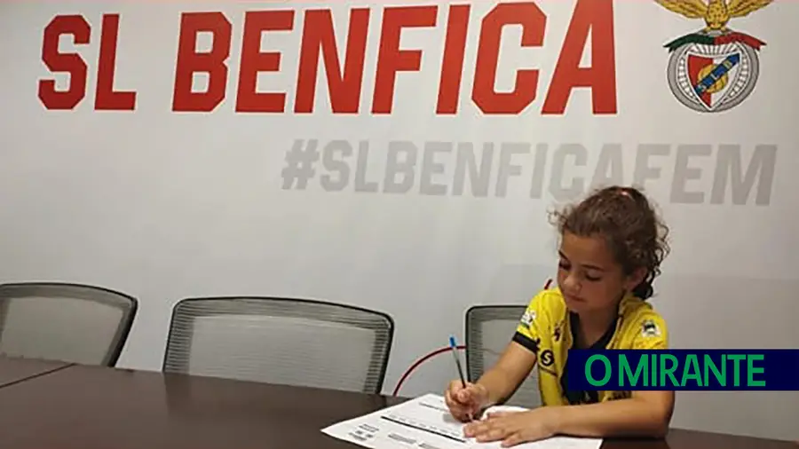 Jogadora da Escola de Futebol Moçarriense ruma ao Benfica