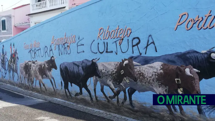 Vandalizado mural de homenagem aos campinos em Azambuja