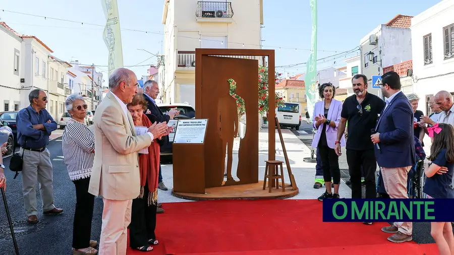 Escultura para homenagear trabalhadores rurais no Largo do Rossio em Azambuja Escultura para homenagear trabalhadores rurais no Largo do Rossio em Azambuja