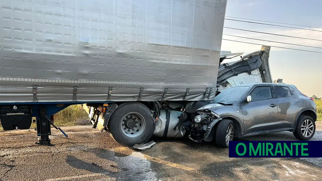 Colisão entre dois pesados e três ligeiros em Azeitada