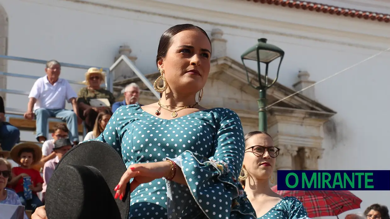 Feira de Maio arrancou com muita música, dança e largada de toiros