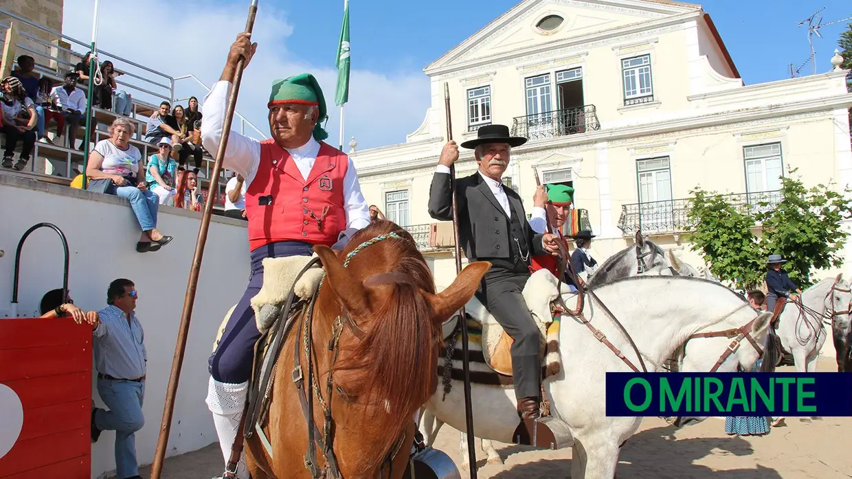 Feira de Maio arrancou com muita música, dança e largada de toiros