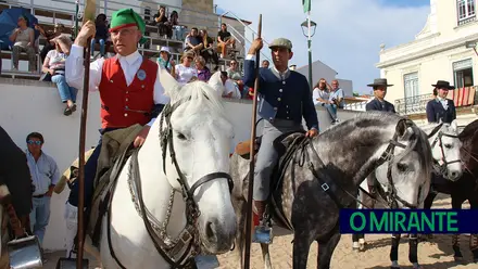 Feira de Maio arrancou com muita música, dança e largada de toiros