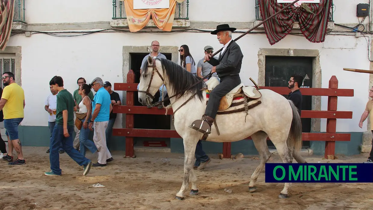 Feira de Maio arrancou com muita música, dança e largada de toiros