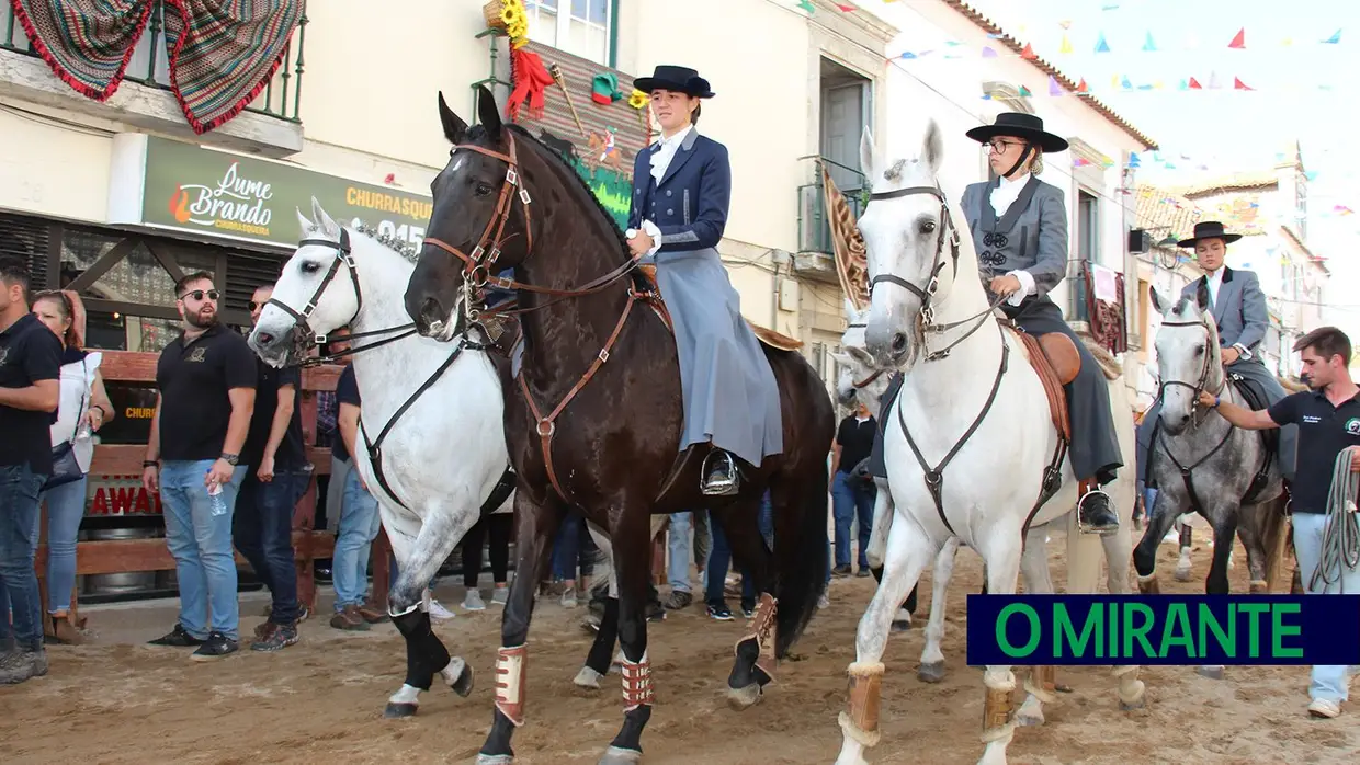 Feira de Maio arrancou com muita música, dança e largada de toiros