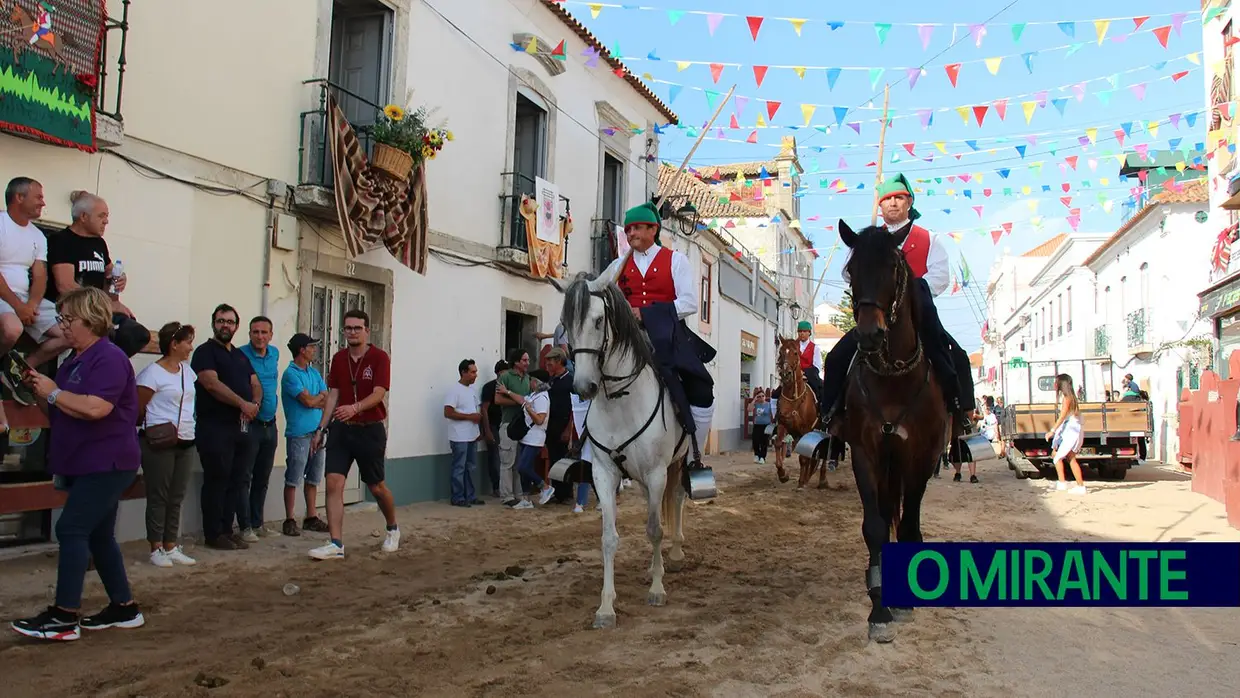 Feira de Maio arrancou com muita música, dança e largada de toiros