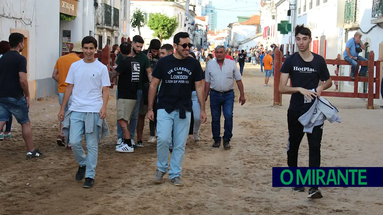 Feira de Maio arrancou com muita música, dança e largada de toiros