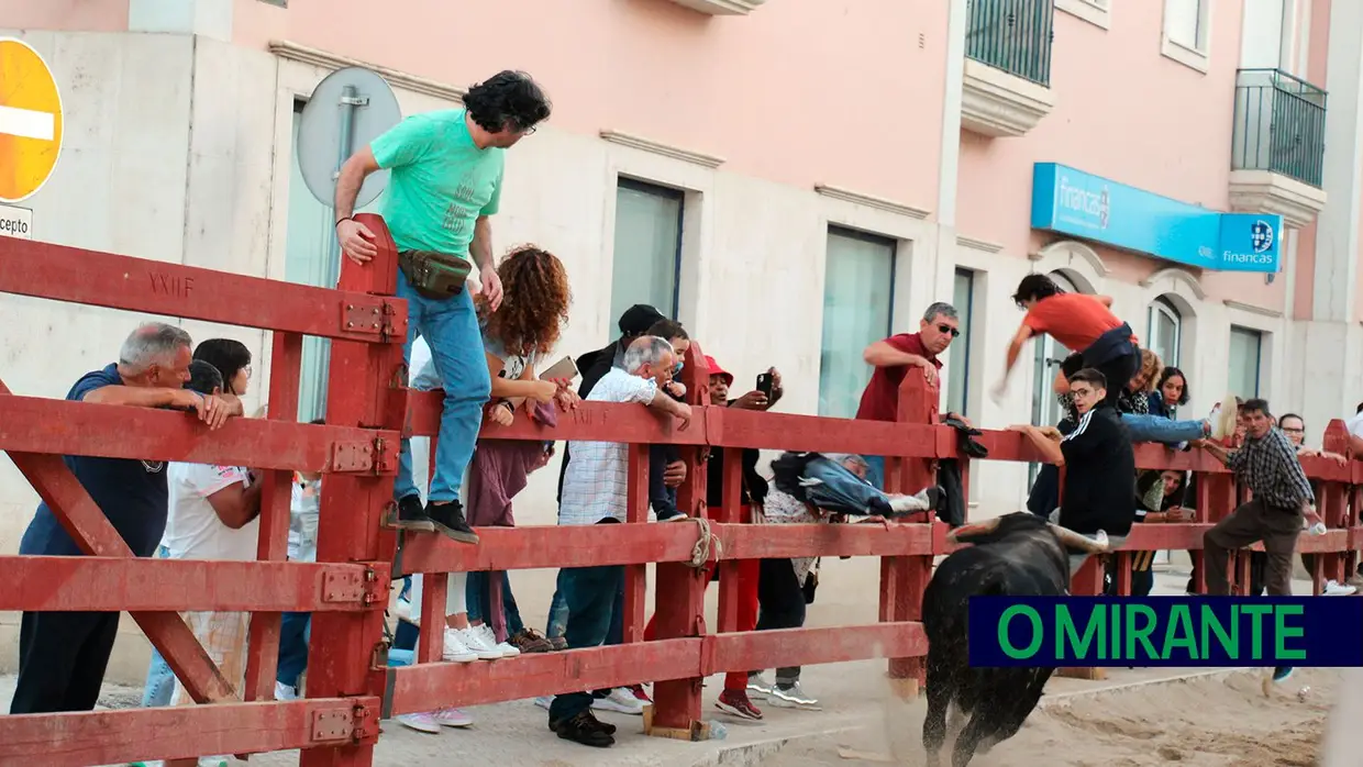 Feira de Maio arrancou com muita música, dança e largada de toiros