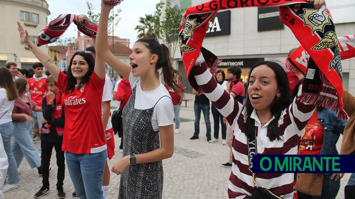 Benfiquistas saem à rua para festejar título nacional em Santarém