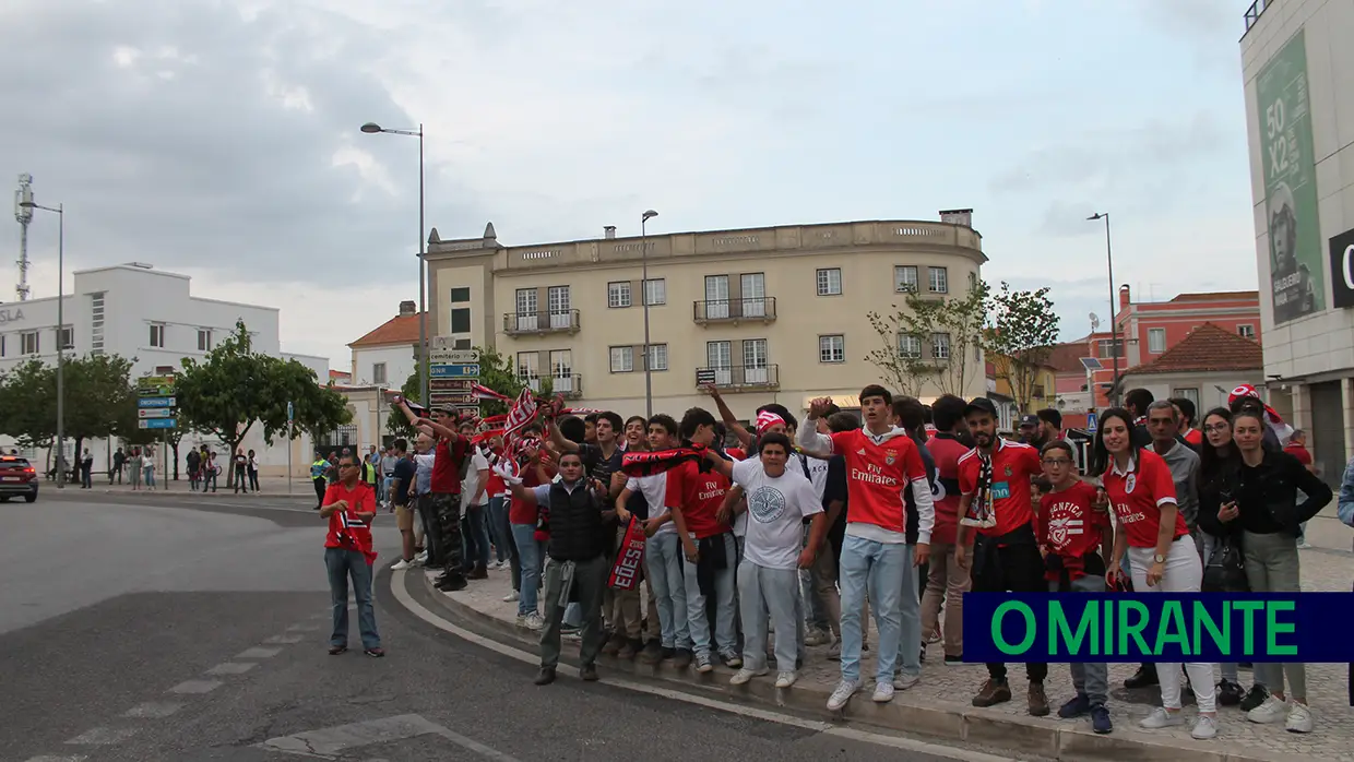 Benfiquistas saem à rua para festejar título nacional em Santarém