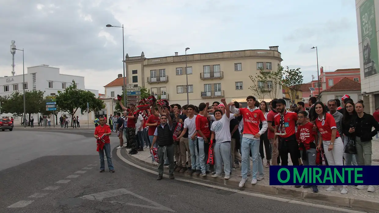 Benfiquistas saem à rua para festejar título nacional em Santarém