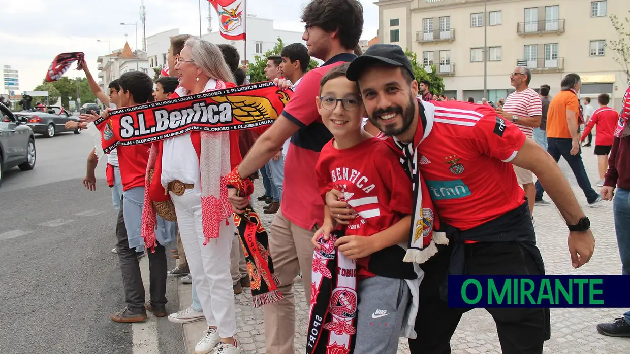 Benfiquistas saem à rua para festejar título nacional em Santarém