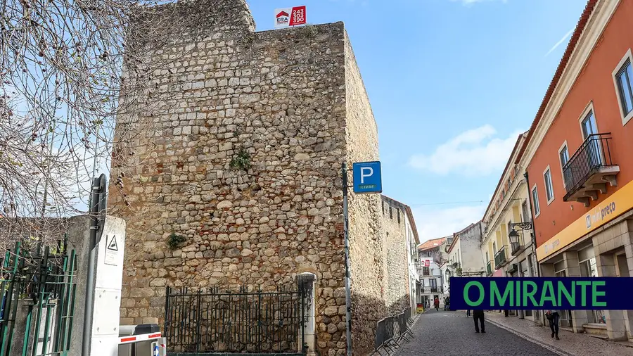 Milhões do PRR ajudam a reabilitar muralhas no centro histórico de Santarém