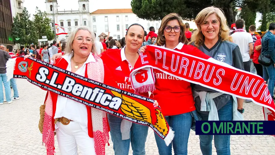 Benfiquistas saem à rua para festejar título nacional