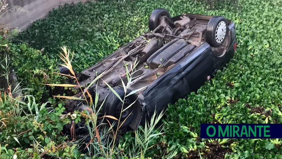 Alerta para carro capotado na Vala Real foi dado por automobilista