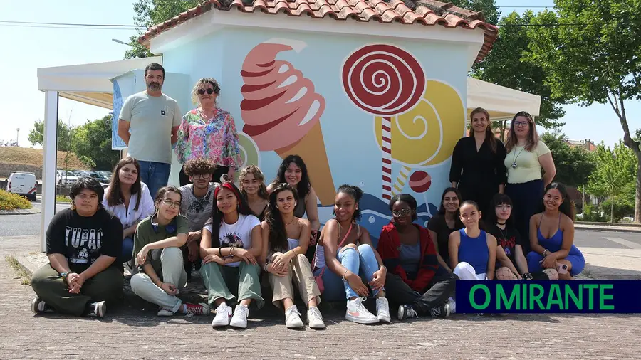 Alunos criativos pintam quiosque no Forte da Casa