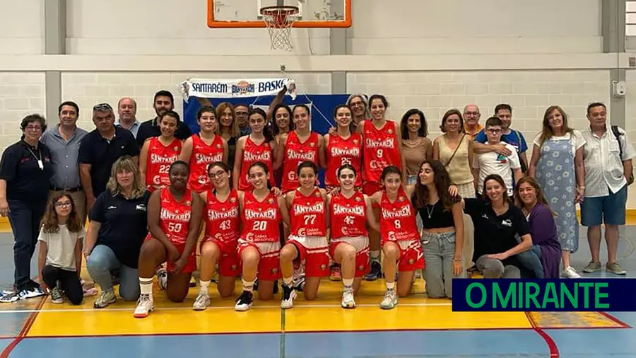 Equipa sub-14 feminina do Santarém Basket na luta pela final four