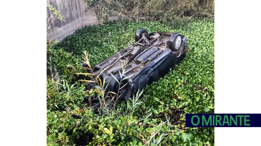 Carro cai na Vala Real em Salvaterra de Magos e condutor morre