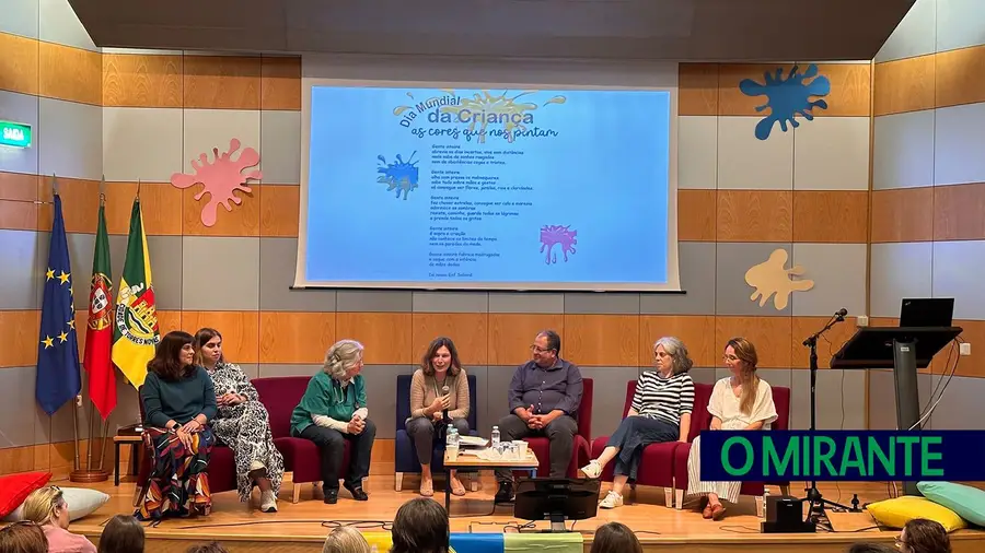 Exposição excessiva a ecrãs causa problemas de desenvolvimento e isolamento social Exposição excessiva a ecrãs causa problemas de desenvolvimento e isolamento social
