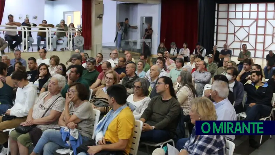 Uma centena debateu a quadruplicação da linha de comboio em Alhandra e VFX Uma centena debateu a quadruplicação da linha de comboio em Alhandra e VFX