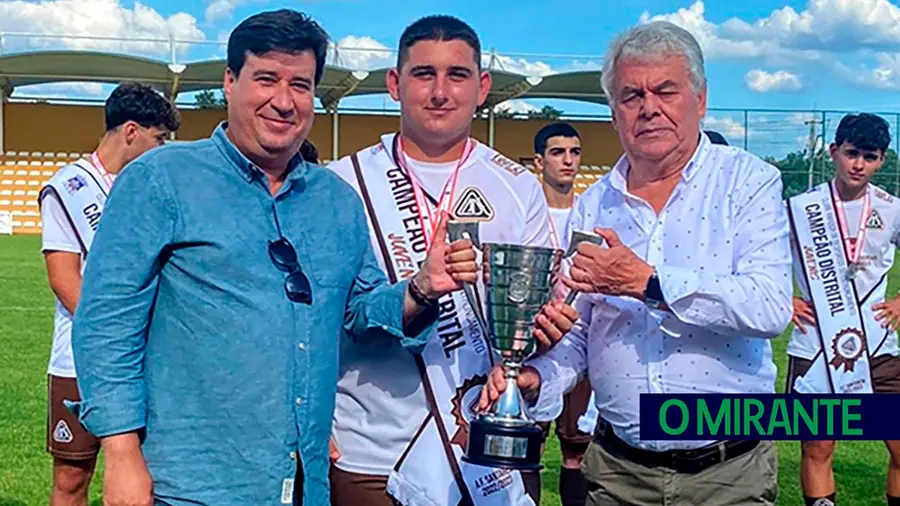 Juvenis do CADE receberam a taça de campeões distritais Juvenis do CADE receberam a taça de campeões distritais