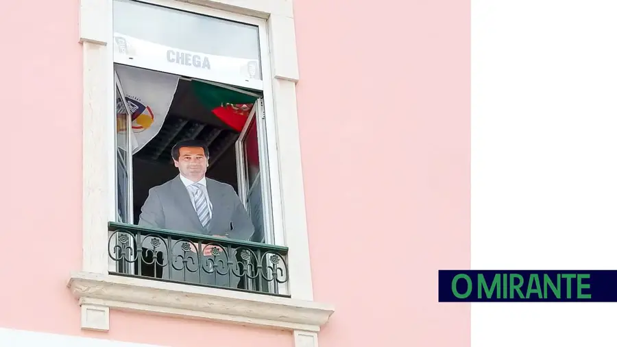 Ventura estás à janela, com o teu cabelo à lua…