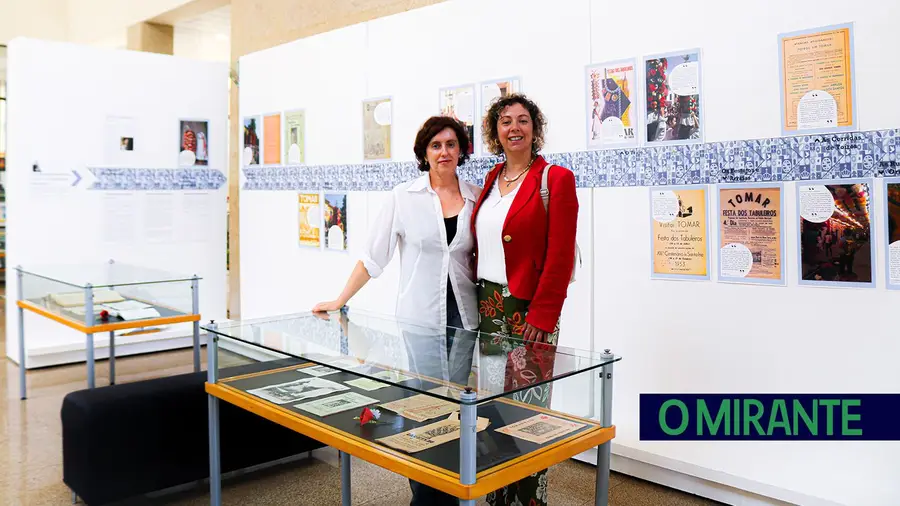 Festa dos Tabuleiros vista por Nini Ferreira na Biblioteca de Tomar