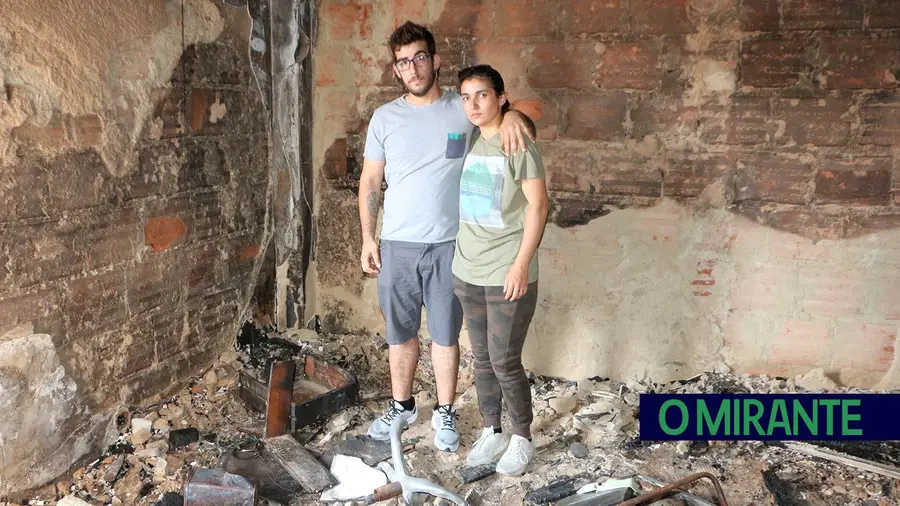 Família de Alverca com filhos menores perde casa num incêndio Família de Alverca com filhos menores perde casa num incêndio