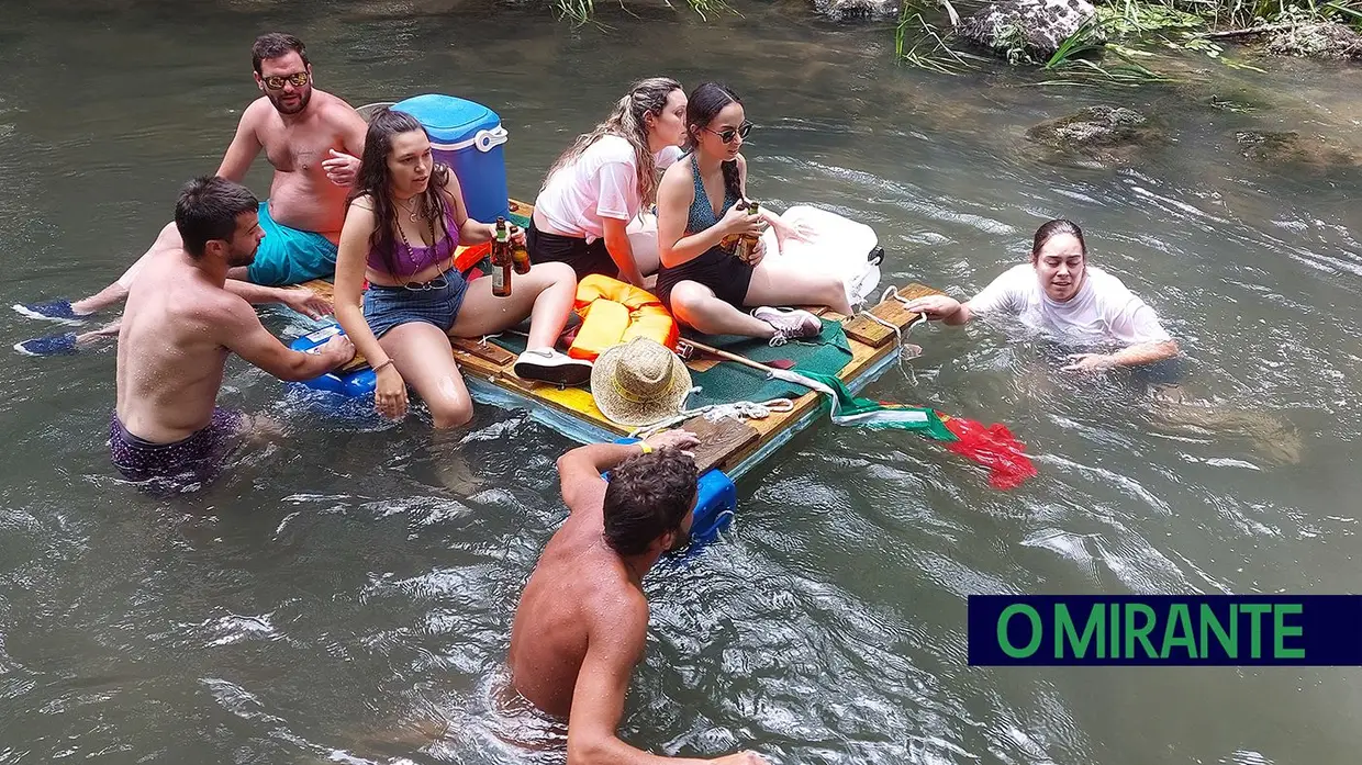 Descida do Nabão em jangadas encheu o rio de cor e animação