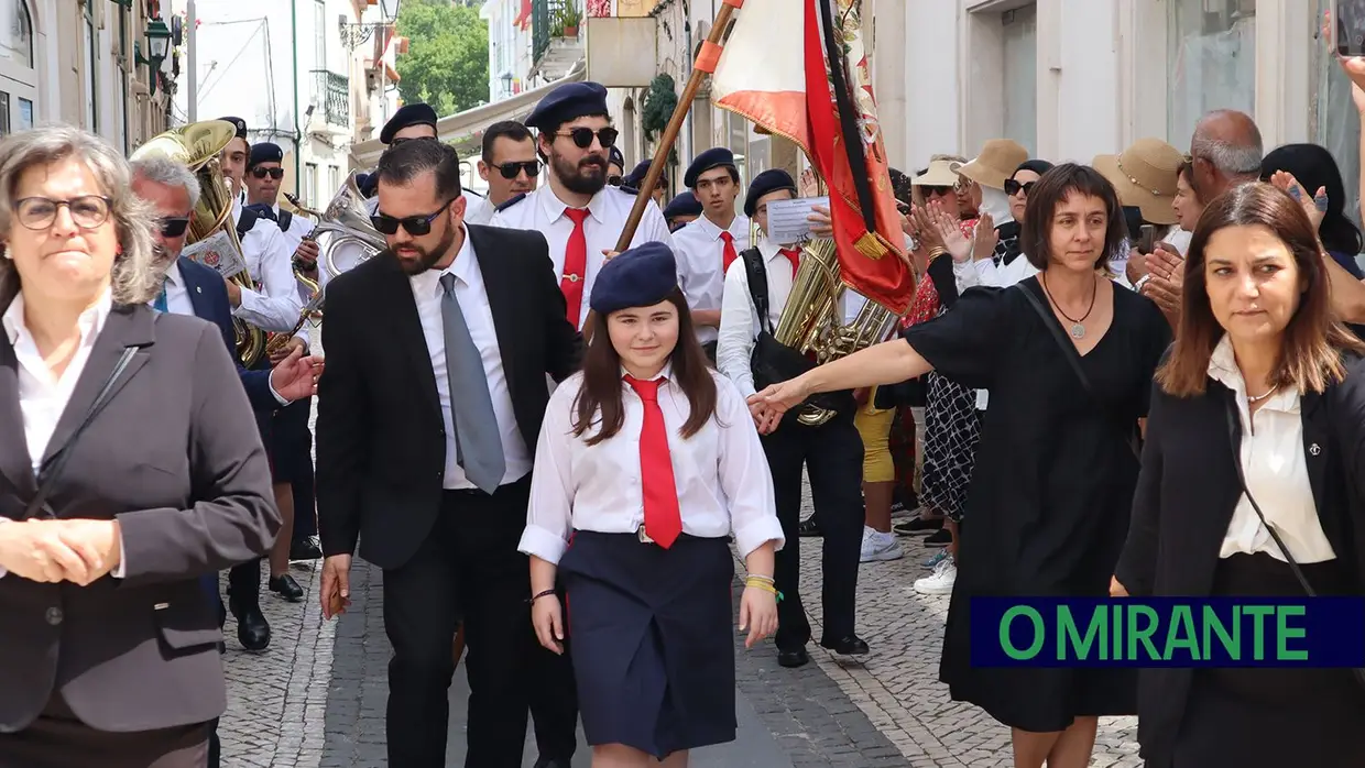 Última saída de coroas antes da Festa dos Tabuleiros