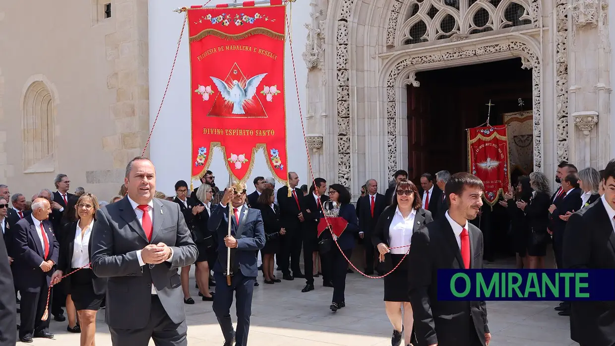 Última saída de coroas antes da Festa dos Tabuleiros