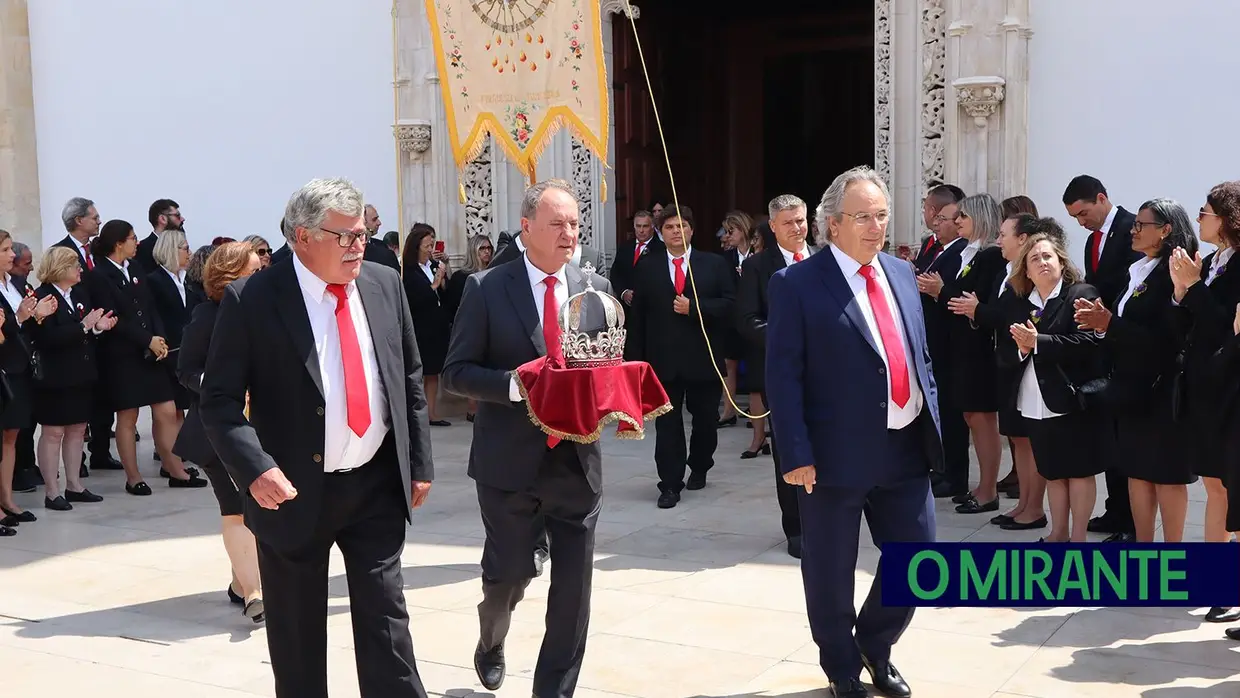 Última saída de coroas antes da Festa dos Tabuleiros