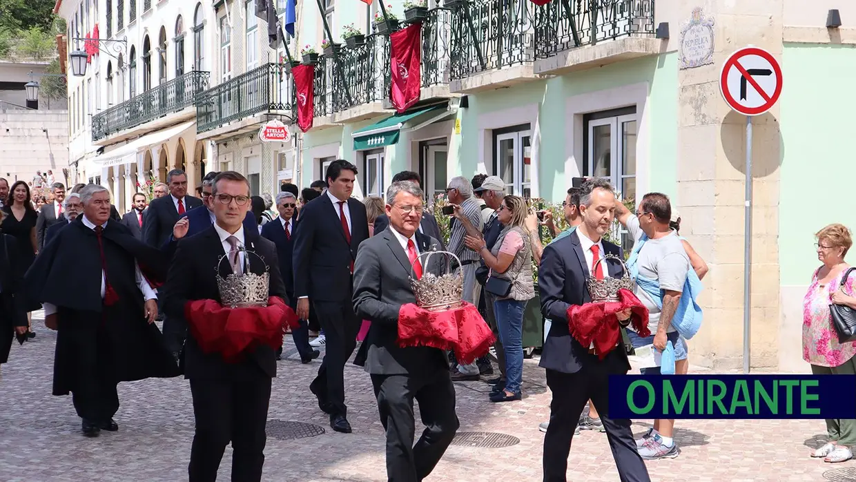 Última saída de coroas antes da Festa dos Tabuleiros