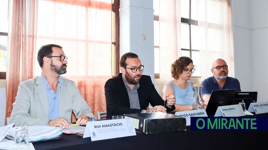 Reunião à média luz Reunião à média luz