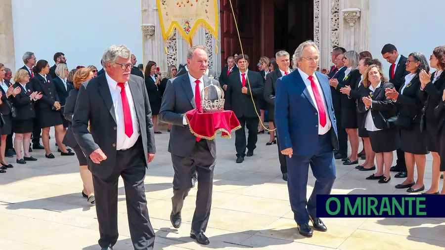 Última saída de coroas antes da Festa dos Tabuleiros