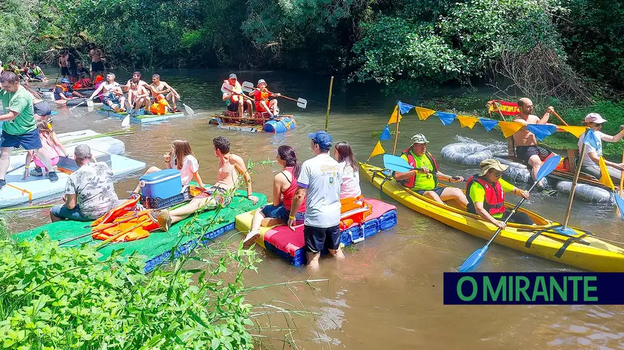 Descida do Nabão em jangadas encheu o rio de cor e animação Descida do Nabão em jangadas encheu o rio de cor e animação