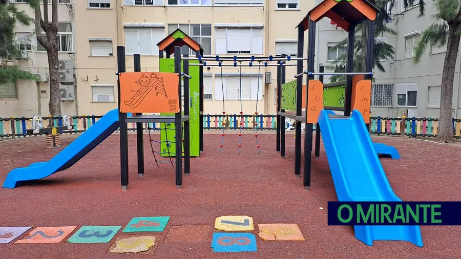 Uso abusivo danifica piso do Jardim do Bairro em Alverca Uso abusivo danifica piso do Jardim do Bairro em Alverca